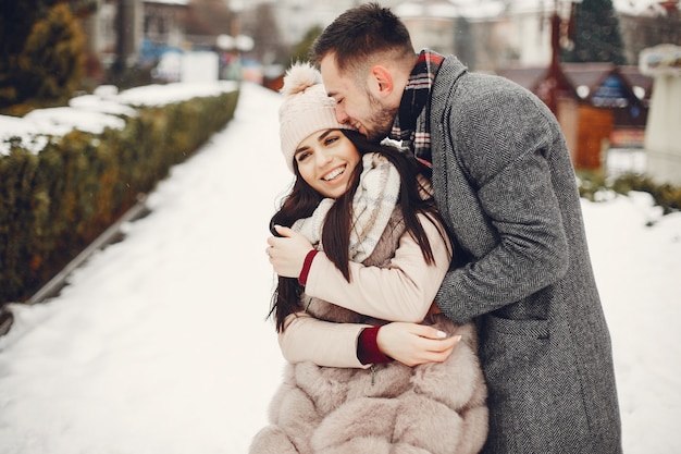 Linda y cariñosa pareja en una ciudad de invierno.