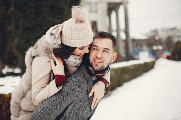 Linda y cariñosa pareja en una ciudad de invierno.