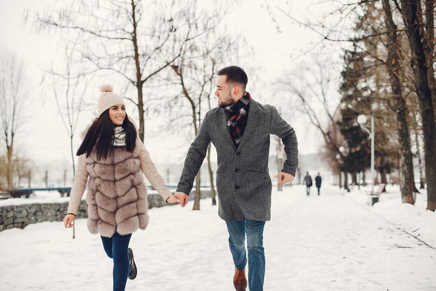 Linda y cariñosa pareja en una ciudad de invierno.