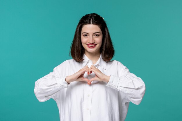 Linda chica bastante morena joven dulce chica en camisa blanca mostrando gesto de corazón