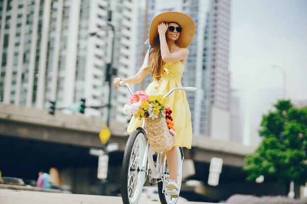 linda chica con bicicleta