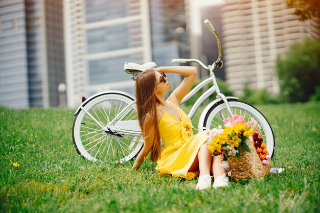 linda chica con bicicleta