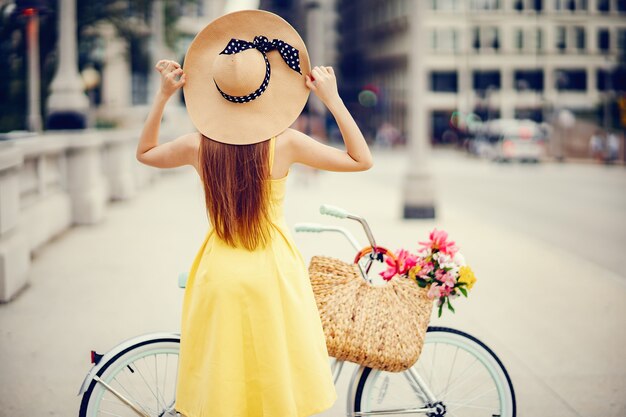 linda chica con bicicleta