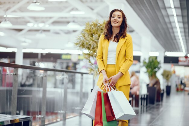 Linda chica con bolsa de compras en una ciudad