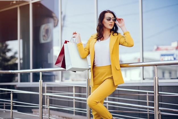 Foto gratuita linda chica con bolsa de compras en una ciudad