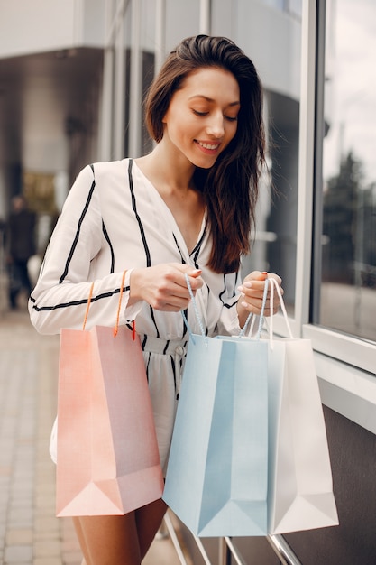 Foto gratuita linda chica con bolsa de compras en una ciudad