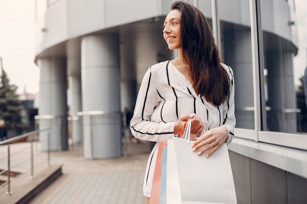 Foto gratuita linda chica con bolsa de compras en una ciudad