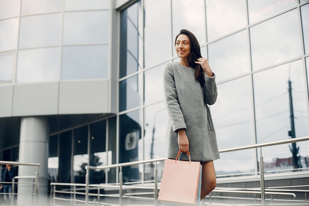 Foto gratuita linda chica con bolsa de compras en una ciudad