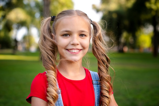 Linda chica con cabello rubio sonriendo a la cámara