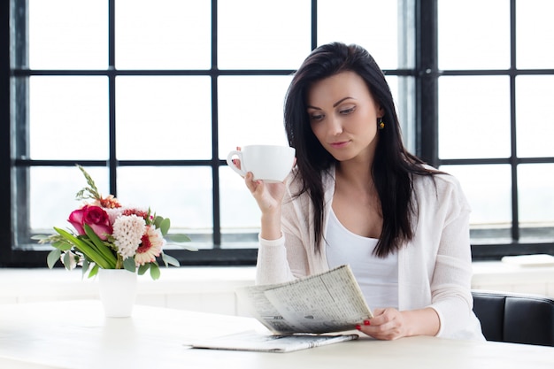 Foto gratuita linda chica con café