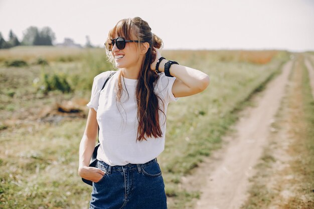 Linda chica caminando en un campo de verano