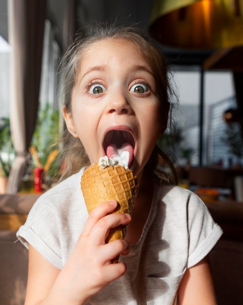 Foto gratuita linda chica comiendo helado