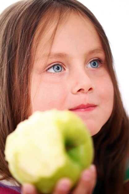 Linda chica comiendo una manzana