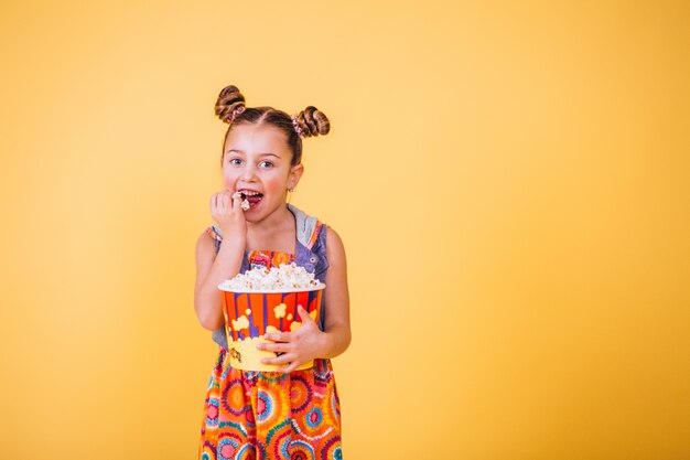 Linda chica comiendo palomitas