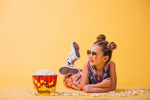 Linda chica comiendo palomitas