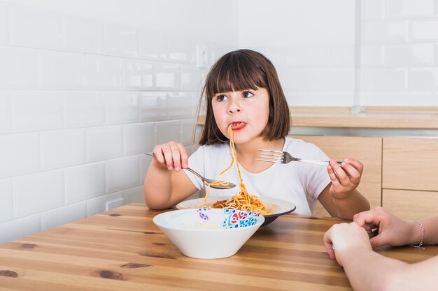 Linda chica comiendo pasta