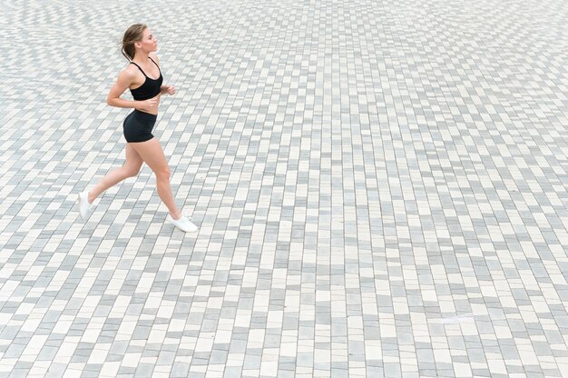 Linda chica corriendo en el suelo