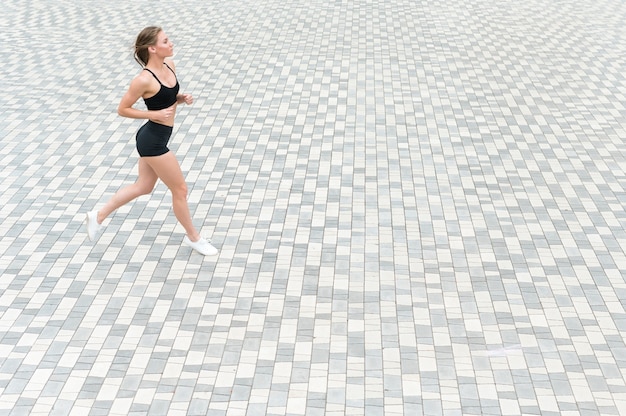 Linda chica corriendo en el suelo