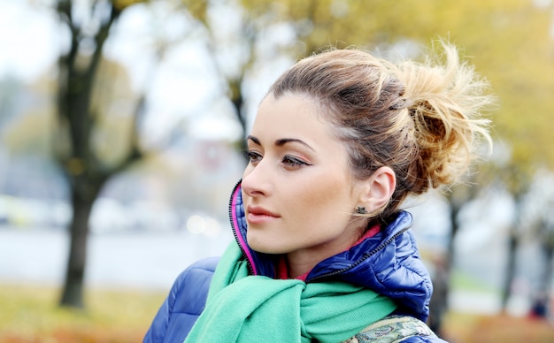 Linda chica dando un paseo en un frío día de otoño