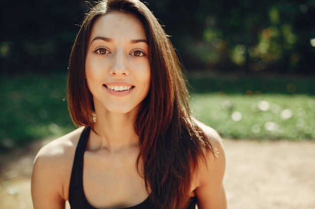 Linda chica descansa en un parque de verano