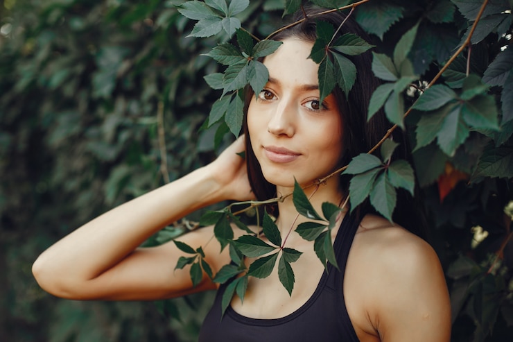 Foto gratuito linda chica descansa en un parque de verano