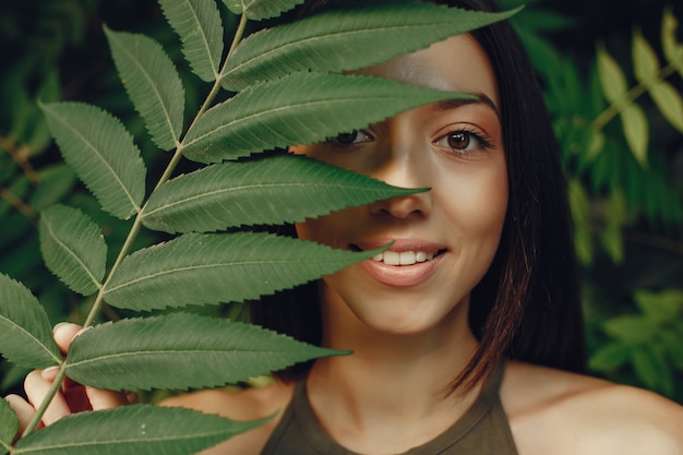 Foto gratuita linda chica descansa en un parque de verano