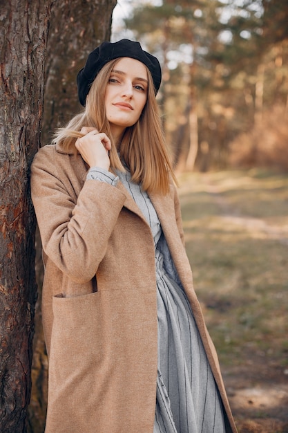 Foto gratuita linda chica descansa en un parque