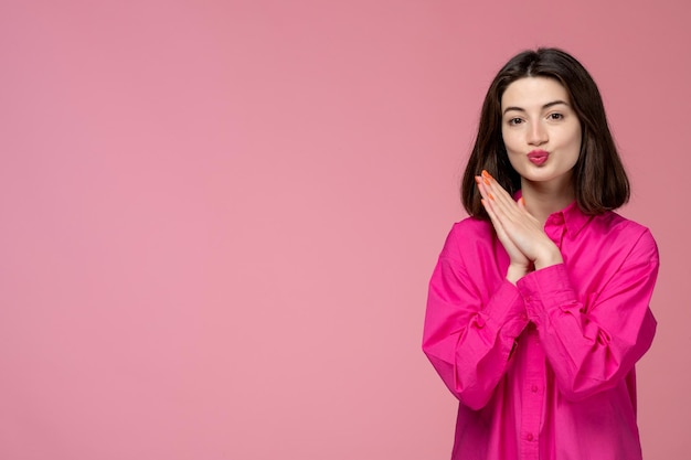 Foto gratuita linda chica encantadora adorable dama con lápiz labial rojo en camisa rosa haciendo cara de beso