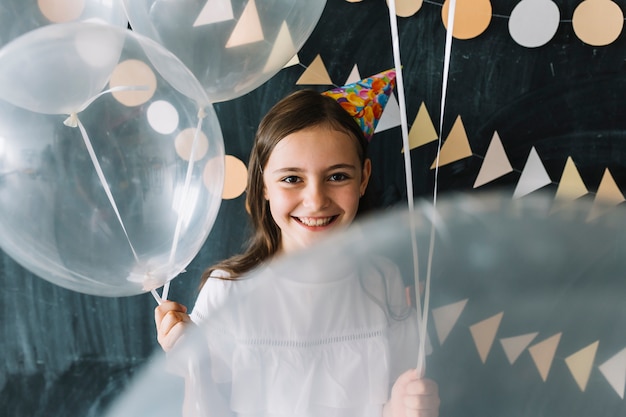 Linda chica con globos blancos