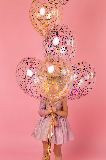 Foto gratuita linda chica con globos