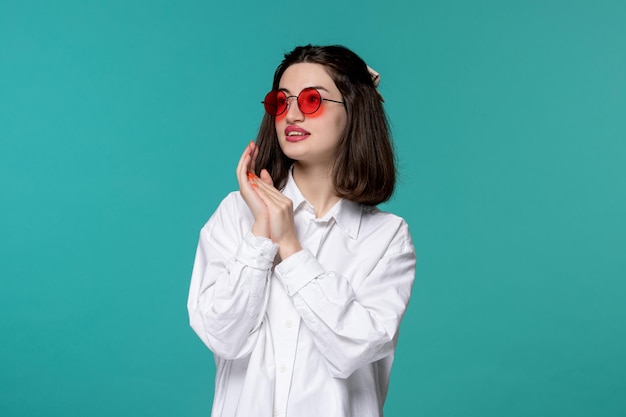 Linda chica guapa morena joven dulce en camisa blanca con gafas redondas rojas soñando