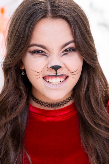 Linda chica joven con maquillaje de halloween