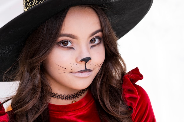 Linda chica joven con maquillaje de halloween