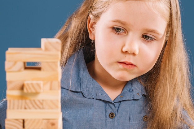 Foto gratuita linda chica jugando jenga