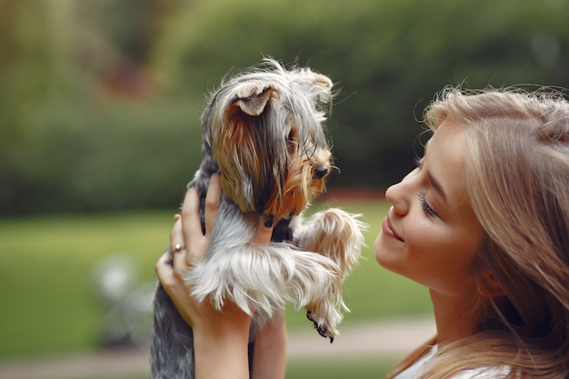 Linda chica jugando con perrito