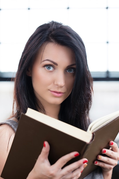 Linda chica leyendo un libro