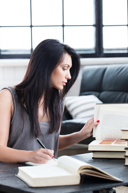 Linda chica leyendo un libro