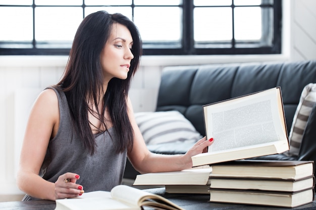 Foto gratuita linda chica leyendo un libro