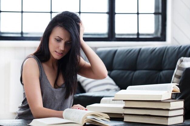 Linda chica leyendo un libro