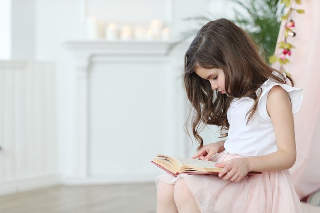 Linda chica leyendo un libro