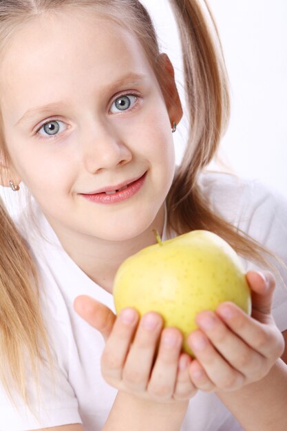 Linda chica con manzana fresca