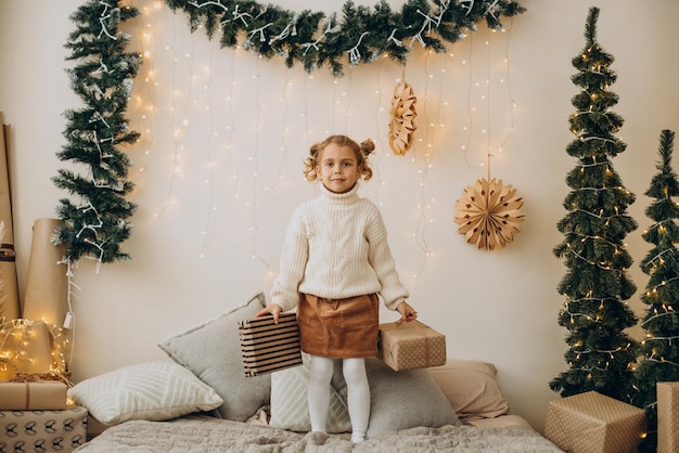 Linda chica en Navidad con regalos