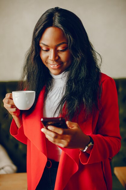 linda chica negra en un cafe