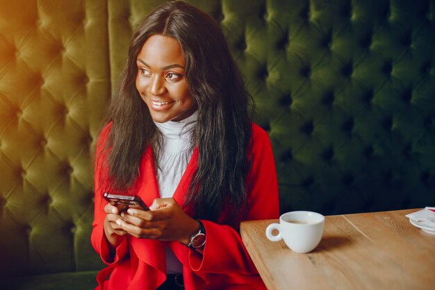 linda chica negra en un cafe