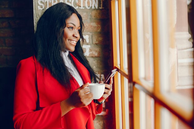 linda chica negra en un cafe