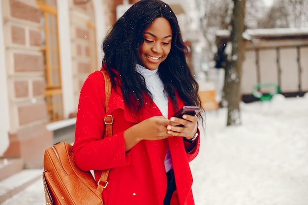 linda chica negra en invierno