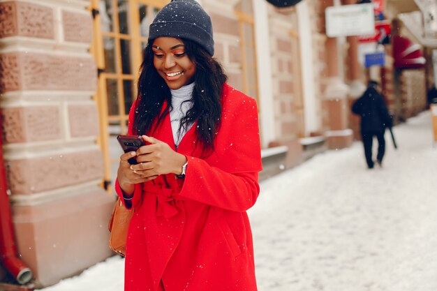 linda chica negra en invierno