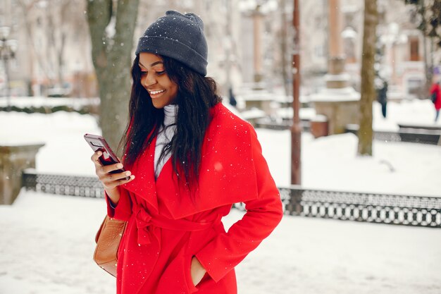 linda chica negra en invierno