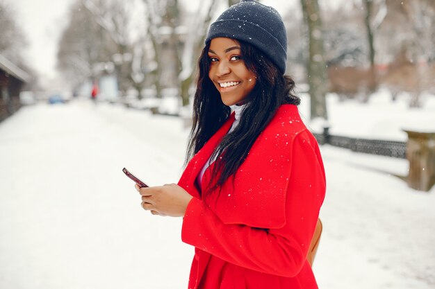 linda chica negra en invierno