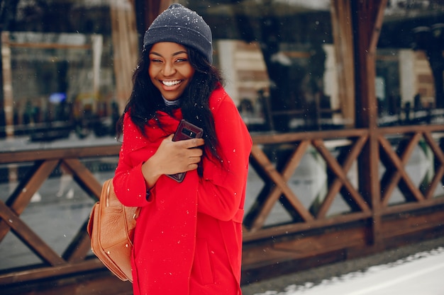 linda chica negra en invierno